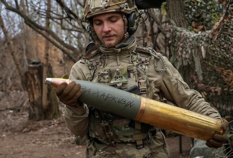 En ukrainsk soldat gør klar til at lade en kanon ved fronten. hvor han og kollegerne venter på at modtage nye vestlige forsyninger. Arkivfoto. Arkivfoto Sofiia Gatilova