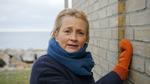 Tv-vært Ane Cortzen er i andet afsnit af serien 'Er der en arkitekt til stede?' taget til havnebyen Tejn på Bornholm. Foto: Holger Rytter/DR