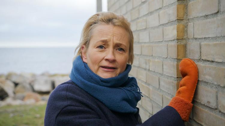 Tv-vært Ane Cortzen er i andet afsnit af serien 'Er der en arkitekt til stede?' taget til havnebyen Tejn på Bornholm. Foto: Holger Rytter/DR