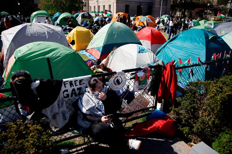 Horder af studerende har slået telte op foran de amerikanske universiteter i sympati med Palæstina og protest mod Israel. Her Columbia University i New York 25. april. Foto: Leonardo Munoz/Ritzau Scanpix