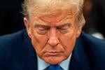 USA's tidligere præsident Donald Trump er hovedperson i flere sager. Mens den amerikanske højesteret er begyndt at diskutere spørgsmålet om hans immunitet, sidder han selv i retten i New York i sagen om at have betalt såkaldte tys-tys-penge til en tidligere pornomodel.  Foto: Jeenah Moon/Ritzau Scanpix