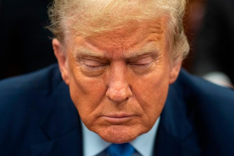 USA's tidligere præsident Donald Trump er hovedperson i flere sager. Mens den amerikanske højesteret er begyndt at diskutere spørgsmålet om hans immunitet, sidder han selv i retten i New York i sagen om at have betalt såkaldte tys-tys-penge til en tidligere pornomodel.  Foto: Jeenah Moon/Ritzau Scanpix
