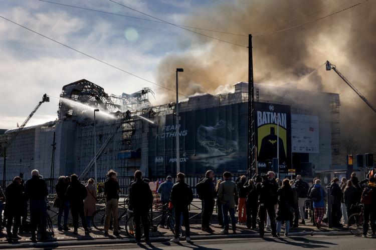 En stor del af Børsen gik til i branden 16. april. Bygningen var omringet af stillads grundet restaureringen, der blev påbegyndt i 2022. Foto: Jacob Ehrbahn