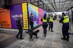Politi med bombehund patruljerer uden for Malmø Arena, hvor Eurovision løber af stablen fra 7. til 11. maj. Foto: Johan Nilsson/tt/Ritzau Scanpix