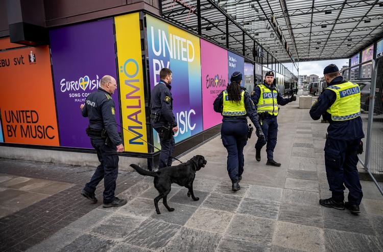 Politi med bombehund patruljerer uden for Malmø Arena, hvor Eurovision løber af stablen fra 7. til 11. maj. Foto: Johan Nilsson/tt/Ritzau Scanpix