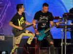 Der er folk, der gerne betaler mange penge for en t-shirt, der har været med det britiske rockband Muse på scenen.  150.000 kroner lyder det foreløbige bud for tre brugte t-shirts på en online-auktion til fordel for børn i krigsområder.  Foto: Chris Pizzello/Ritzau Scanpix