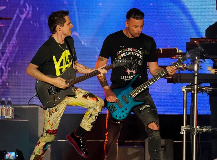 Der er folk, der gerne betaler mange penge for en t-shirt, der har været med det britiske rockband Muse på scenen.  150.000 kroner lyder det foreløbige bud for tre brugte t-shirts på en online-auktion til fordel for børn i krigsområder.  Foto: Chris Pizzello/Ritzau Scanpix