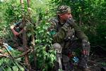 Ukrainske soldater hviler ved siden af en vej, der fører mod Ocheretyne-området i Donetsk-regionen. Foto: Genya Savilov/Ritzau Scanpix