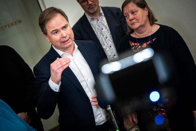 Finansminister Nicolai Wammen (S) kaldte overenskomsterne for statsansatte for ansvarligt, da han og, formand for Akademikerne  (AC) Lisbeth Lintz præsenterede forliget i februar. Arkivfoto: Emil Nicolai Helms