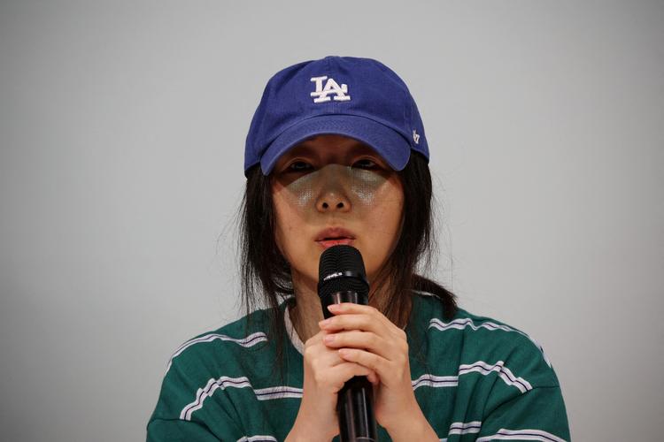 Min Hee-jin bryder med k-pop-industriens uskrevne regler, når hun taler offentligt til pressen om interne stridigheder.  Foto: Kim Hong-ji/Ritzau Scanpix