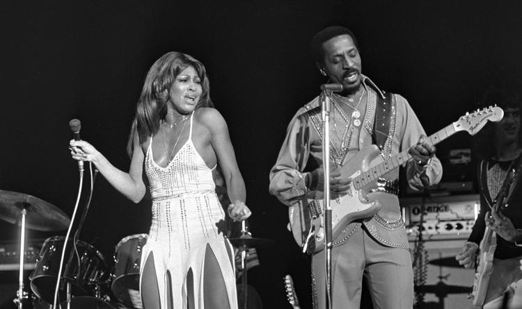 Bagsidelæser Henrik Jørgensens favoritter, Ike (1931-2007) og Tina Turner (1939-2023), i Tivoli i København. Koncerten i 1975 var blandt de sidste, ægteparret spillede sammen. De gik hver til sit året efter. Foto: Ebbe Andersen