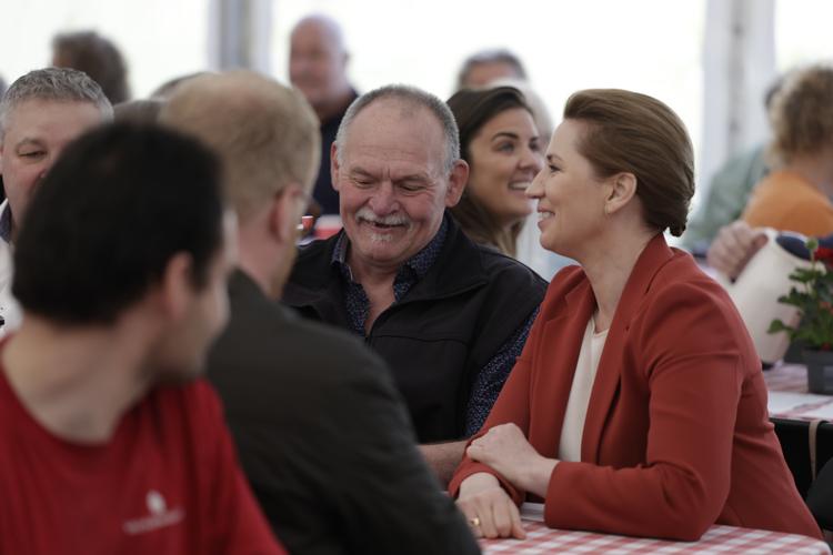 Der var indkaldt til stor havefest med pensionspilsner og mad fra en pølsevogn i dagens anledning. Her ses Arne Juhl, ansigtet bag Arne-pensionen, sammen med statsministeren. Foto: Thomas Borberg