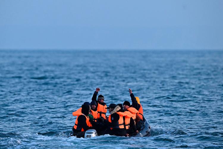 Migranter på vej over Den Engelske Kanal mod Storbritannien.  Arkivfoto Ben Stansall