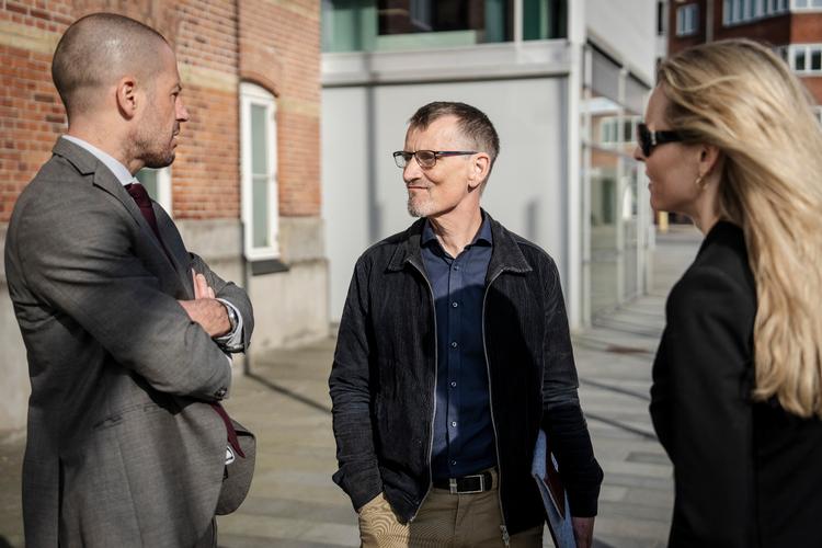 Niels Holck sammen med advokat Jonas Christoffersen (tv.) foran Retten i Hillerød. Foto: Mads Claus Rasmussen/Ritzau Scanpix