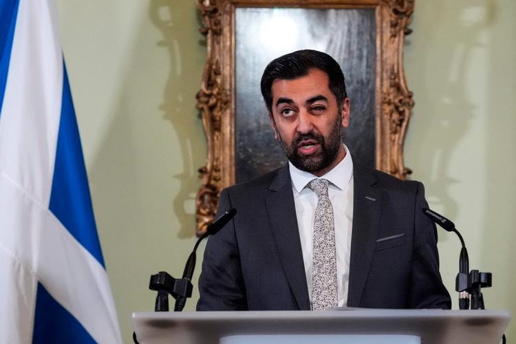 Humza Yousaf trak sig mandag fra posten som Skotlands førsteminister. Onsdag overlevede hans parti et mistillidsvotum i parlamentet. Foto: Andrew Milligan/Ritzau Scanpix