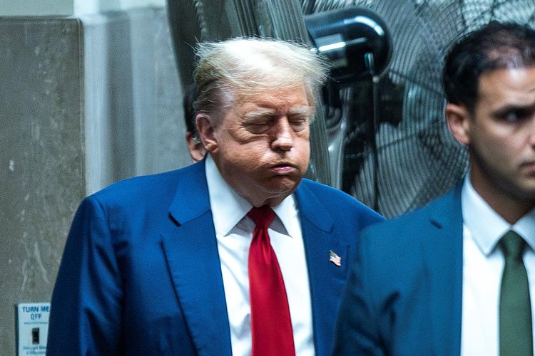 Den republikanske præsidentkandidat og tidligere amerikanske præsident Donald Trump til et af de improviserede møder med pressen, som han holder i retsbygningen på Manhattan. Foto: Eduardo Munoz/Ritzau Scanpix