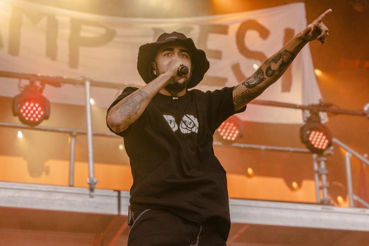 Kesi optræder her på Orange Scene på Roskilde. Sidst han stod på Grøn-scenen var i 2019.   Foto: Anders Holst Pedersen