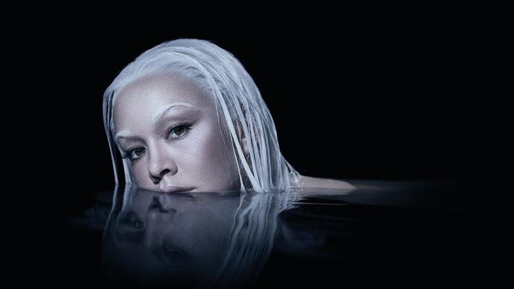 I hovedrollen yder Stephanie Nguyen en fremragende indsats som havfrue.  Foto: Klaus Vedfelt
