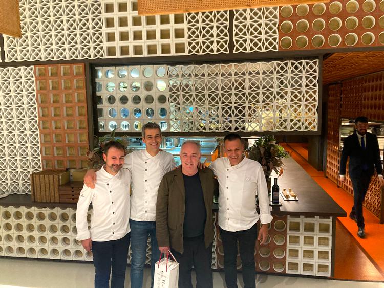 Ferran Adrià og hans tre trofaste protegéer fra Disfrutar, som i dag fører arven fra El Bulli videre i Barcelona. Foto: Lars Roest-Madsen
