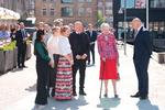 Dronning Margrethe tog turen langs Nordatlantens Brygge i København for at besigtige det kunstværk, som regeringen og Folketinget har skænket hende i anledningen af 50 års regentjubilæet. Her er hun flankeret af kunstnerne, folketingets formand og en enkelt minister.  Foto: Emil Helms/Ritzau Scanpix