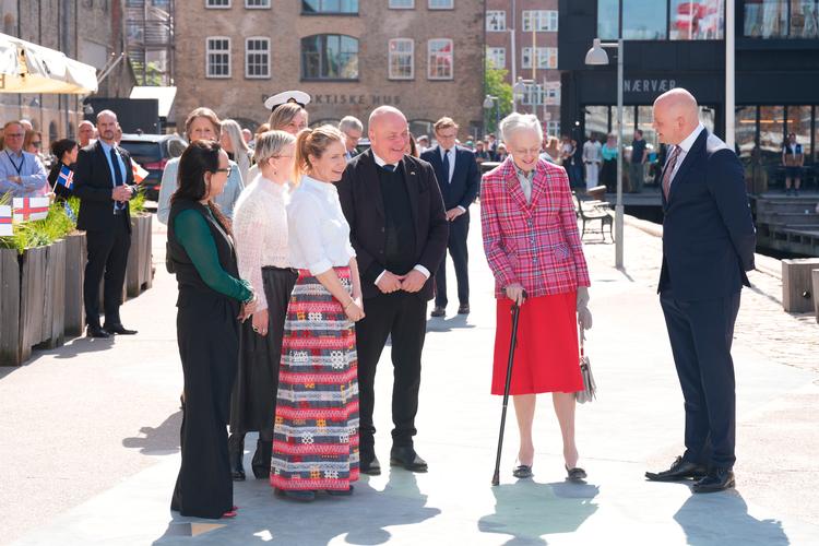 Dronning Margrethe tog turen langs Nordatlantens Brygge i København for at besigtige det kunstværk, som regeringen og Folketinget har skænket hende i anledningen af 50 års regentjubilæet. Her er hun flankeret af kunstnerne, folketingets formand og en enkelt minister.  Foto: Emil Helms/Ritzau Scanpix