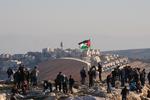 Palæstinensere, støttet af internationale aktivister, demonstrerer mod israelske bosættere, som har opsat et telt i området mellem Jerusalem og bosættelsen Maaleh Adumim. Israels højreregering vil gerne bebygge området for at splitte den besatte Vestbred ad og hindre, at der kan blive en sammenhængende palæstinensisk stat. Foto: Majdi Mohammed/Ritzau Scanpix