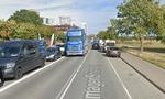 Amager Strandvej er belastet af omfattende lastbiltrafik. Den ventes at vokse i fremtiden, så nu skal vejen ombygges, så der bliver mere plads til de tunge køretøjer. Foto: Google Street View