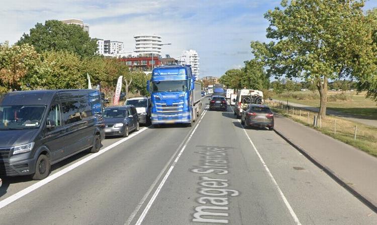 Amager Strandvej er belastet af omfattende lastbiltrafik. Den ventes at vokse i fremtiden, så nu skal vejen ombygges, så der bliver mere plads til de tunge køretøjer. Foto: Google Street View