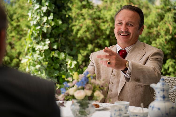 Lars Ranthes karakter i 'Badehotellet', grosserer Madsen, brugte i et af de sidste afsnit udtrykket duske, som fik en seer til tasterne. Foto: Mike Kollöffel/TV 2