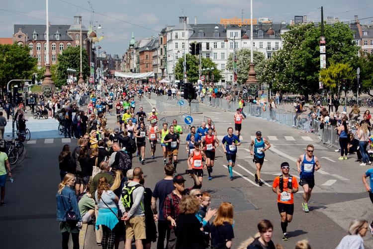 I 2019 deltog 13.000 løbere i årets udgave af Copenhagen Marathon. De ses her løbe over Dronning Louises Bro.  Foto: Emma Sejersen