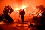 Ukrainske brandmænd kæmper med store brande i Kharkiv efter endnu et russisk angreb. Foto: Sergey Bobok/Ritzau Scanpix
