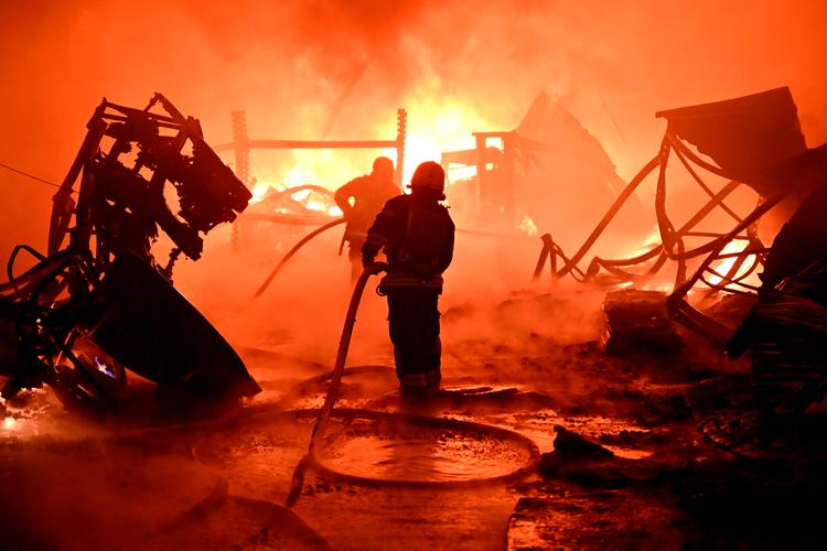 Ukrainske brandmænd kæmper med store brande i Kharkiv efter endnu et russisk angreb. Foto: Sergey Bobok/Ritzau Scanpix