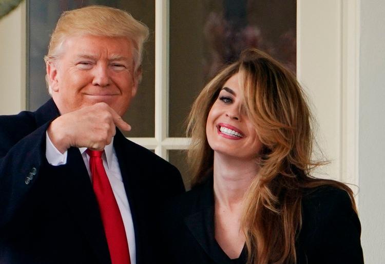 Her ses Hope Hicks sammen med den tidligere præsident Donald Trump uden for præsidentkontoret i Det Hvide Hus. Billedet er fra 2018.  Foto: Mandel Ngan/Ritzau Scanpix