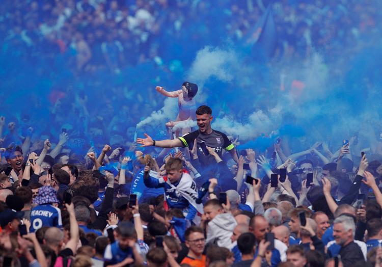 Græsset på Portman Road blev invaderet af glade Ipswich-fans, da klubben sikrede sig oprykning til Premier League for første gang i 22 år. Foto: Andrew Couldridge/Ritzau Scanpix