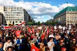  Tusinder mødte op til demonstration søndag i Berlin til forsvar  for demokratiet. Foto: Christian Mang/Ritzau Scanpix