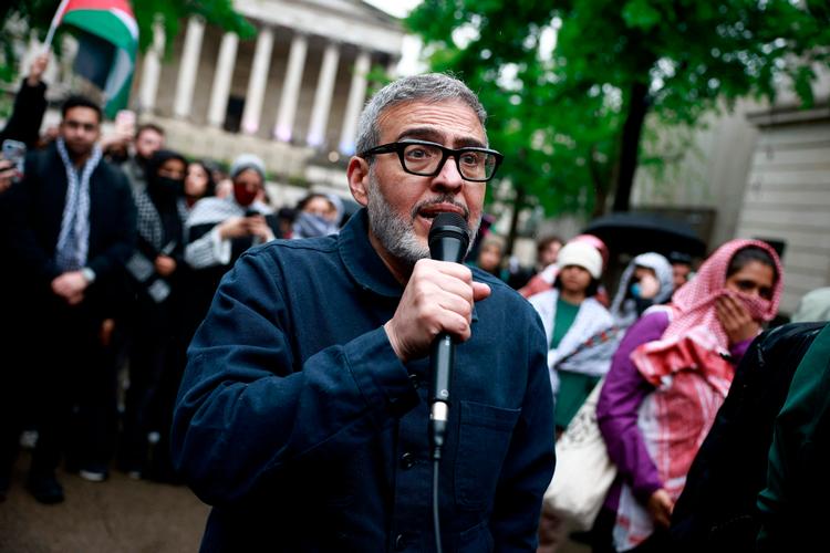 Den palæstinensisk-britisk prisvindende plastickirurg, Ghassan Abu Sittah, taler til pressen under en pro-palæstinensisk demonstration ved University College 3. maj 2024. 
Foto: Benjamin Cremel / AFP. Foto: Benjamin Cremel/Ritzau Scanpix