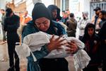 En kvinde sørger over - endnu - et dræbt barn, efter at Israel affyrede bomber mod dele af Rafah by i det sydlige Gaza. Foto: -/Ritzau Scanpix