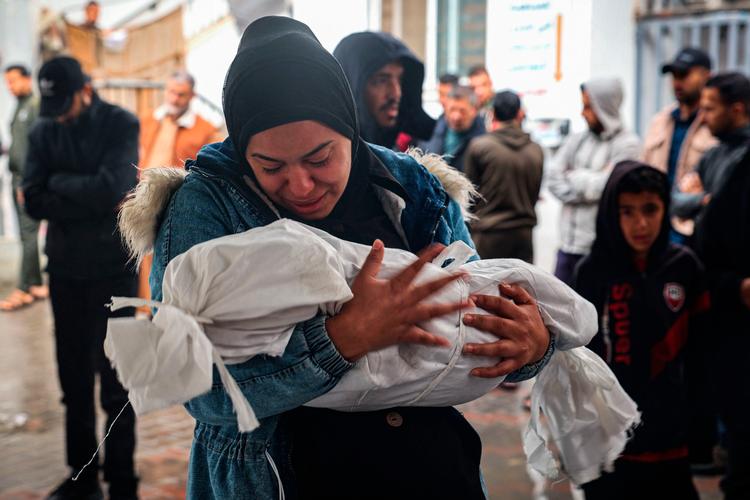  En kvinde sørger over - endnu - et dræbt barn, efter at Israel affyrede bomber mod dele af Rafah by i det sydlige Gaza. Foto: -/Ritzau Scanpix