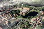 Luftbilledet viser, hvordan området med torvet og biblioteket vil tage sig ud med den genopførte slotsgård i 2029. Illustration JAJA Arkitekter
