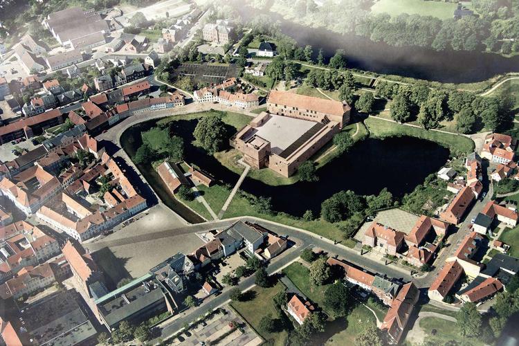 Luftbilledet viser, hvordan området med torvet og biblioteket vil tage sig ud med den genopførte slotsgård i 2029. Illustration JAJA Arkitekter
