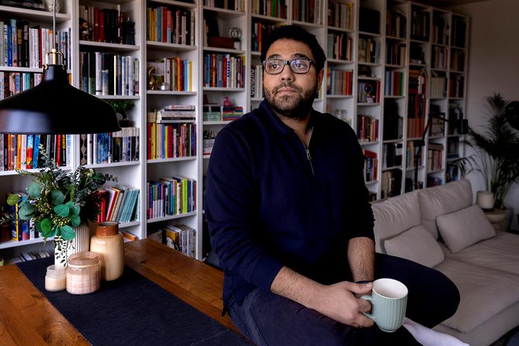 Anders al-Fayoumis bogreol på Nørrebro kan få de fleste andre bogreoler til at skamme sig. Her står både danske klassikere og verdenslitteratur i metermål, men den bog, Anders al-Fayoumi genkender sig selv i, er Haruki Murakamis 'Kafka på stranden'. Foto: Finn Frandsen