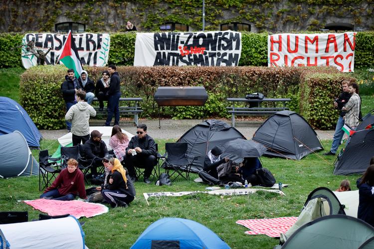 Teltlejren tager langsomt form, mens flere studerende støder til med telte, soveposer og campingstole.  Foto: Jens Dresling