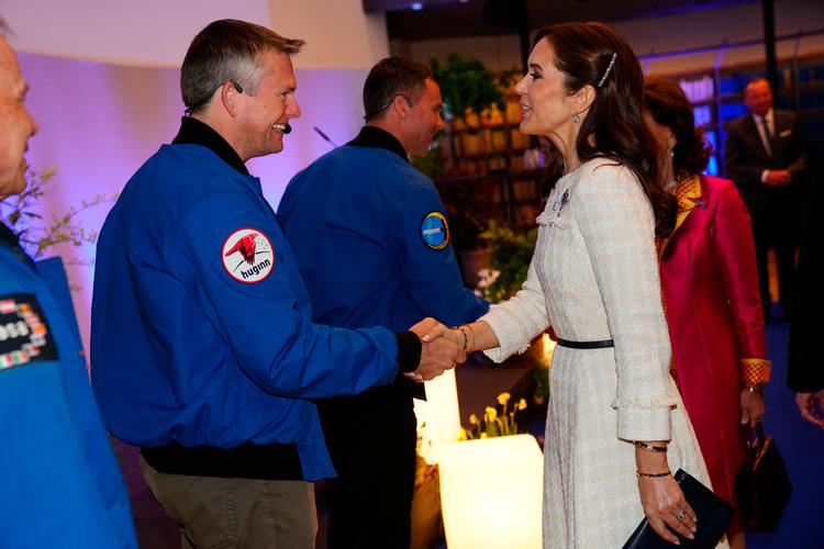 Dronning Mary hilser på den danske astronaut Andreas Mogensen under besøget i Stockholm. Foto: Ida Marie Odgaard/Ritzau Scanpix