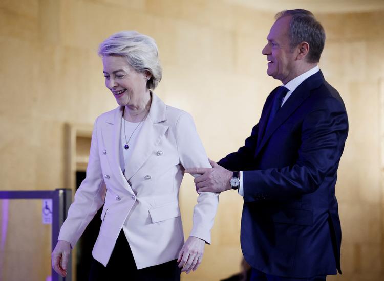 Polens premierminister Donald Tusk byder kommissionsformand Ursula von der Leyen velkommen i Polen i februar måned i år. Foto: Kacper Pempel/Ritzau Scanpix