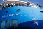 Berit Willumsgaard, administrerende direktør i Albatros, navngav det nye skib ved at kaste en isklump ud fra stævnen. Foto: Jens Dresling