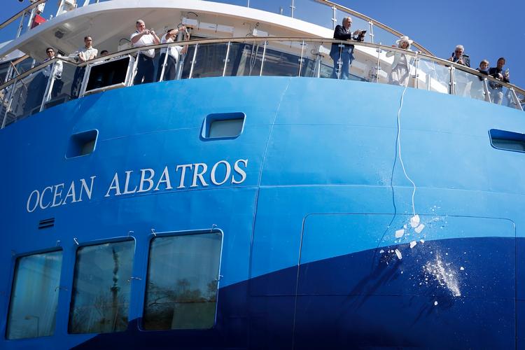 Berit Willumsgaard, administrerende direktør i Albatros, navngav det nye skib ved at kaste en isklump ud fra stævnen. Foto: Jens Dresling