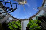 Storbritannien vil øge atomkraftkapaciteten. Derfor investerer regeringen nu 200 millioner pund i et nyt produktionsanlæg til en særlig urantype, Haleu, som er nødvendig for at drive en ny generation af atomenergiprojekter. Her ses byggeriet af en atomreaktor i Somerset. Foto: Kin Cheung/Ritzau Scanpix