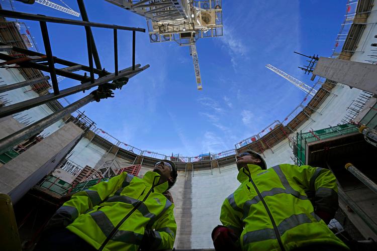 Storbritannien vil øge atomkraftkapaciteten. Derfor investerer regeringen nu 200 millioner pund i et nyt produktionsanlæg til en særlig urantype, Haleu, som er nødvendig for at drive en ny generation af atomenergiprojekter. Her ses byggeriet af en atomreaktor i Somerset. Foto: Kin Cheung/Ritzau Scanpix