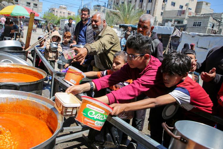 Internt fordrevne palæstinensere i Gaza modtager fødevarehjælp i Rafah. USA sender nu signaler til Israel om, at der ikke tages tilstrækkeligt hensyn til de civile.   Foto: Hatem Khaled/Ritzau Scanpix