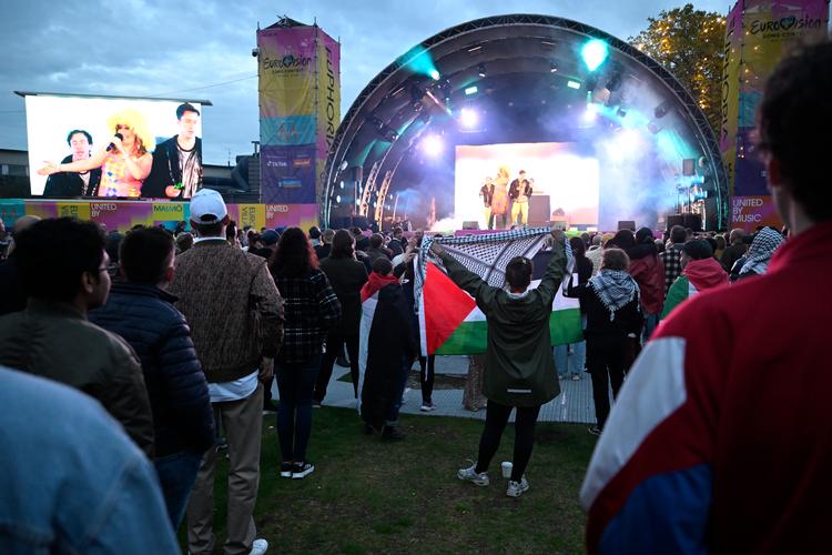 Sikkerhedsbekymringer og politiske protester truer med at overskygge musikken ved Eurovision i Malmø. Her er vi i Eurovision Village i Folkets Park i byen. Foto: 50090 Johan Nilsson/tt/Ritzau Scanpix